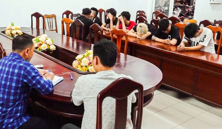 Xử lý nhóm hơn 40 thanh thiếu niên dùng chổi rượt đuổi, đánh nhau ở Nha Trang - Ảnh 1.