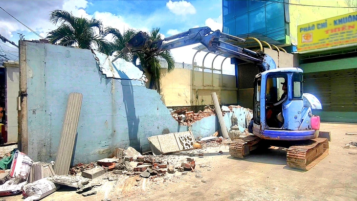 Huy động xe cuốc hỗ trợ người dân tháo dỡ nhà, giao mặt bằng dự án nâng cấp quốc lộ 22 TP.HCM - Ảnh 2.