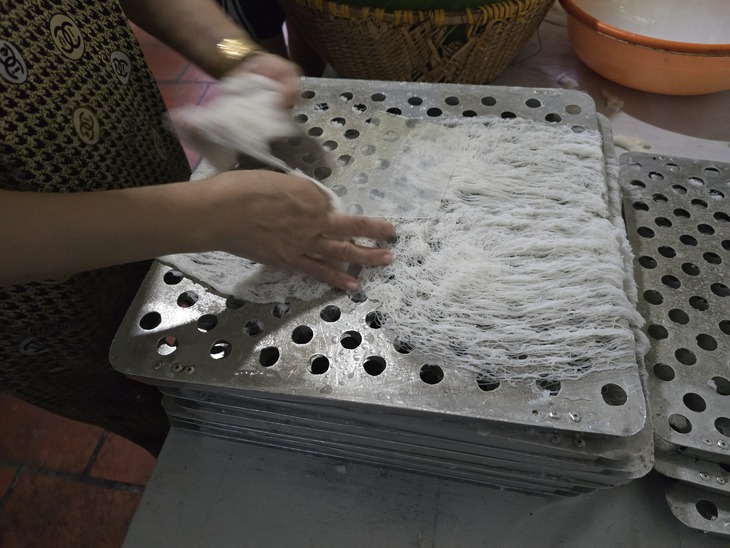 Bánh hỏi Dốc Quận hơn 40 năm giữ nghề thủ công, níu chân thực khách bởi hương vị truyền thống - Ảnh 2.