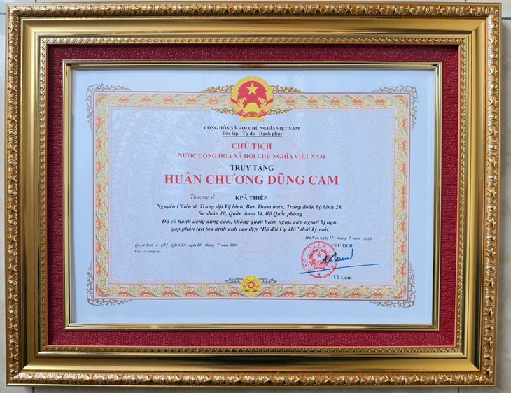 Chủ tịch nước truy tặng Huân chương Dũng cảm cho anh bộ đội qua đời khi cứu người bị điện giật - Ảnh 2.