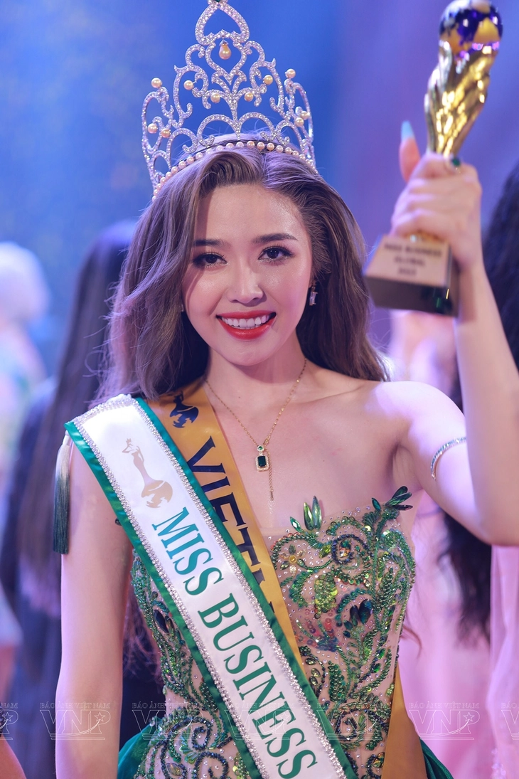 Vương miện 3 tỉ đồng 'toàn kim cương giả': Độc giả hỏi ai định giá và định giá thế nào?