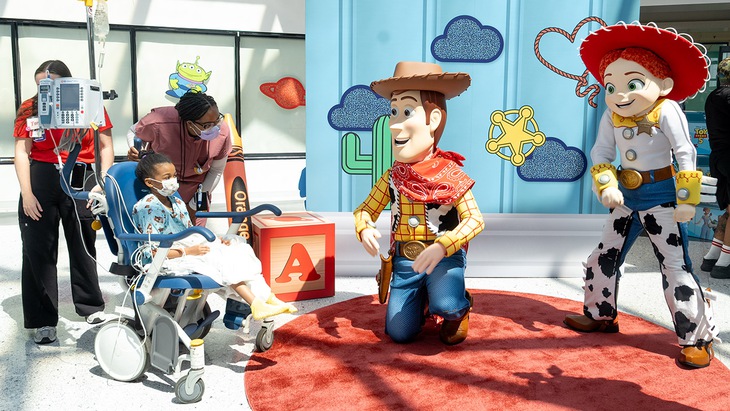 Toy Story 5 tặng 18.000 món đồ chơi cho trẻ em mắc bệnh - Ảnh 1.