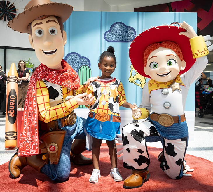 Toy Story 5 tặng 18.000 món đồ chơi cho trẻ em mắc bệnh - Ảnh 2.