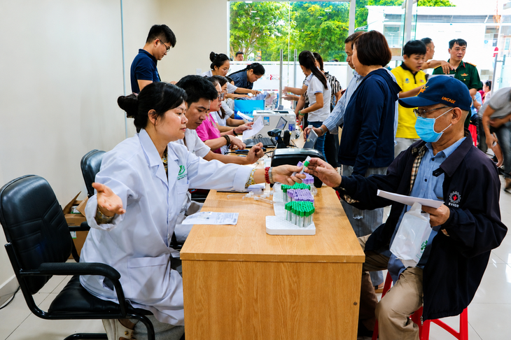 Nhiều bệnh viện TP.HCM chung tay chăm sóc sức khỏe người có công - Ảnh 4.