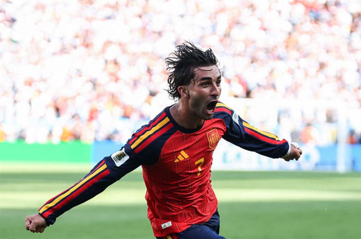 Cá mập xám đực dài 2m được đặt tên Ferran Torres - Ảnh 1.
