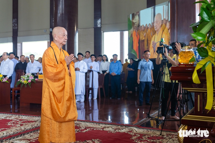 TP.HCM tưởng niệm anh hùng liệt sĩ, lan tỏa đạo lý 'Uống nước nhớ nguồn' - Ảnh 2.