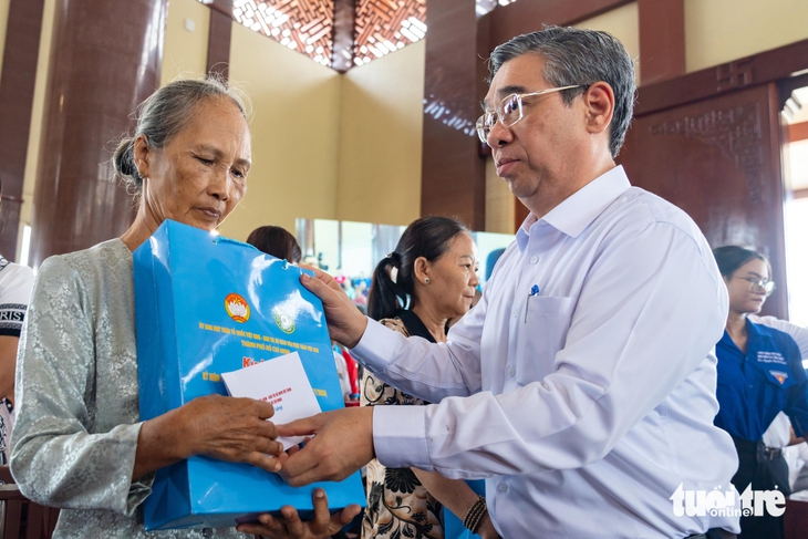 TP.HCM tưởng niệm anh hùng liệt sĩ, lan tỏa đạo lý 'Uống nước nhớ nguồn' - Ảnh 4.