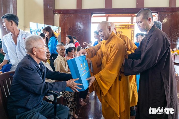 TP.HCM tưởng niệm anh hùng liệt sĩ, lan tỏa đạo lý 'Uống nước nhớ nguồn' - Ảnh 15.