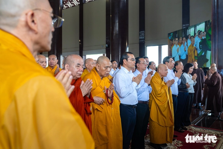 TP.HCM tưởng niệm anh hùng liệt sĩ, lan tỏa đạo lý 'Uống nước nhớ nguồn' - Ảnh 6.