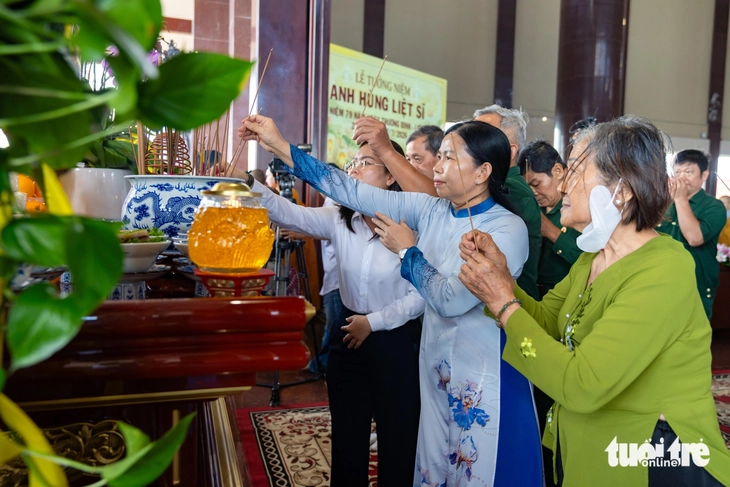 TP.HCM tưởng niệm anh hùng liệt sĩ, lan tỏa đạo lý 'Uống nước nhớ nguồn' - Ảnh 13.