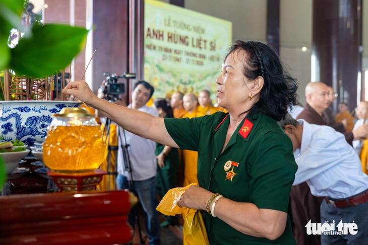 TP.HCM tưởng niệm anh hùng liệt sĩ, lan tỏa đạo lý 'Uống nước nhớ nguồn' - Ảnh 14.