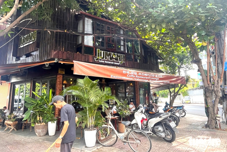 Loạn biển hiệu tiếng nước ngoài tại Nha Trang, khách Việt 'đau đầu' vừa xem vừa đón - Ảnh 4.