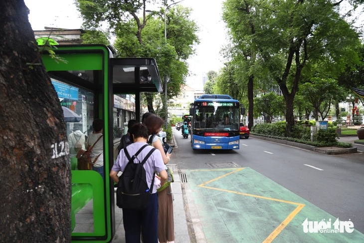 TP.HCM thí điểm mẫu nhà chờ xe buýt mới, người dân đề xuất thêm nhiều tiện ích - Ảnh 2.