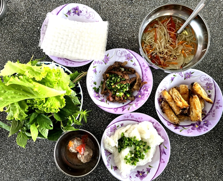 Bánh hỏi Dốc Quận hơn 40 năm giữ nghề thủ công, níu chân thực khách bởi hương vị truyền thống - Ảnh 1.