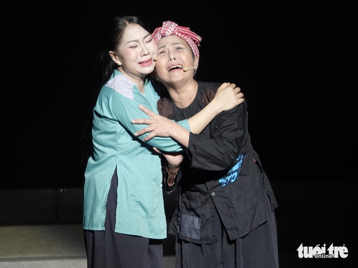 Vở cải lương Tiếng hò sông Hậu diễn phục vụ kỷ niệm Ngày Thương binh - Liệt sĩ tại An Giang - Ảnh 1.