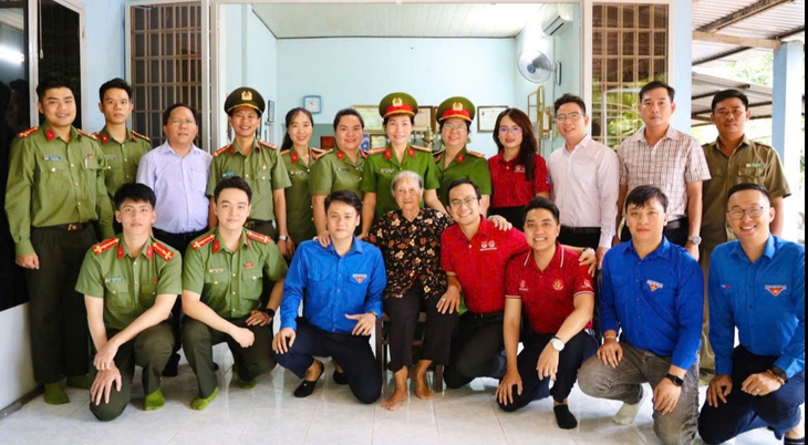 Thắp ngọn nến tri ân, đến với Mẹ Việt Nam anh hùng - Ảnh 3.