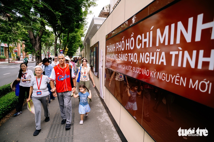 Lần đầu tiên, nhiều tổng lãnh sự rảo bước khắp trung tâm TP.HCM - Ảnh 1.