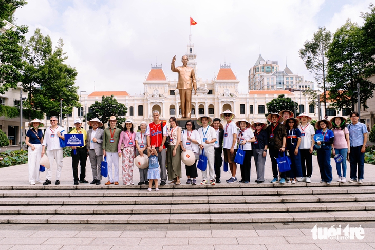 Lần đầu tiên, nhiều tổng lãnh sự rảo bước khắp trung tâm TP.HCM - Ảnh 14.