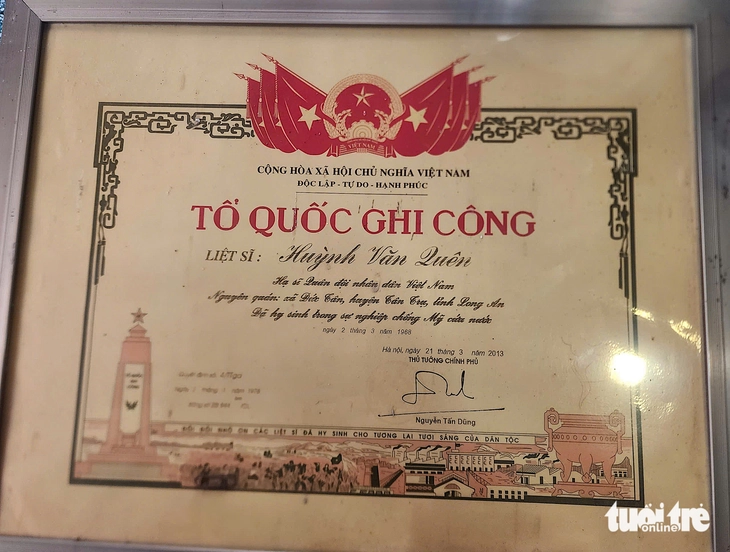 Trao di vật Liệt sĩ Huỳnh Văn Quên cho gia đình ở Vàm Cỏ, hài cốt tìm thấy là anh 'Hai Quên' - Ảnh 1.