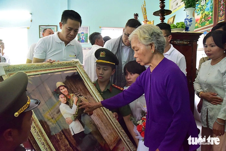 Trao di vật Liệt sĩ Huỳnh Văn Quên cho gia đình ở Vàm Cỏ, hài cốt tìm thấy là anh 'Hai Quên' - Ảnh 7.