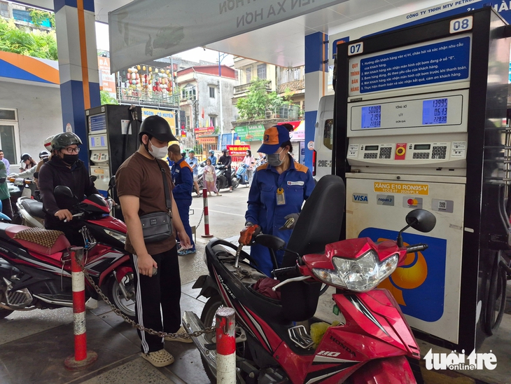 Bán lẻ, phân phối xăng dầu 'tố' đầu mối không cung ứng đủ hàng, Petrolimex lên tiếng về nguồn cung - Ảnh 1.