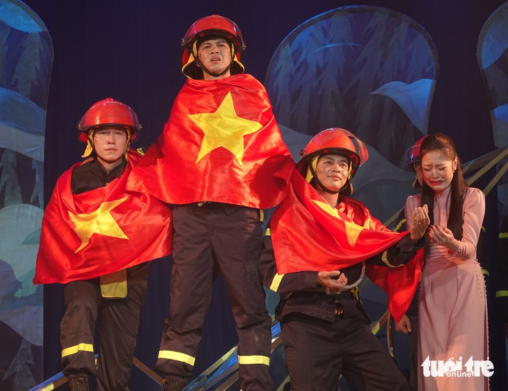 10 năm Nhà hát kịch Việt Nam trở lại TP.HCM, diễn kịch tôn vinh người lính cứu hỏa - Ảnh 1.