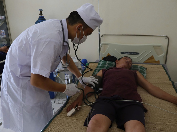 Nhiều lực lượng đang tìm kiếm 3 ngư dân mất tích sau khi tàu cá chìm ở Trường Sa - Ảnh 1.