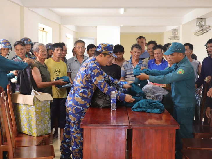 Nhiều lực lượng đang tìm kiếm 3 ngư dân mất tích sau khi tàu cá chìm ở Trường Sa - Ảnh 3.