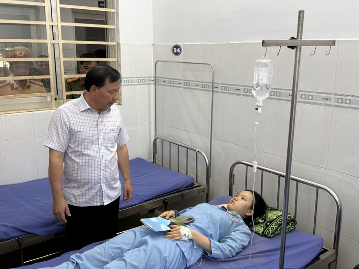 Vị trí xe đón trả khách không đúng quy định - Ảnh 2.