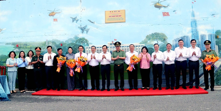 Bí thư Thành ủy TP.HCM Trần Lưu Quang thăm gia đình chính sách tại Côn Đảo - Ảnh 6.