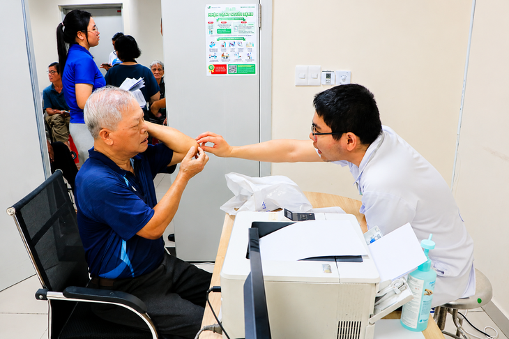 Nhiều bệnh viện TP.HCM chung tay chăm sóc sức khỏe người có công - Ảnh 1.