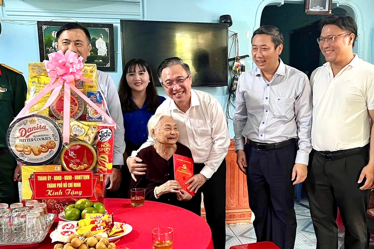 Bí thư Thành ủy TP.HCM Trần Lưu Quang thăm gia đình chính sách tại Côn Đảo - Ảnh 4.