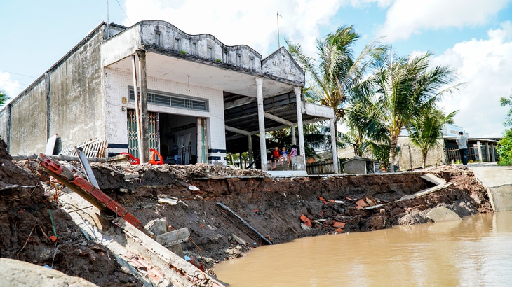 Vì sao các vụ sạt lở ở Cà Mau đa phần diễn ra vào đêm mưa, nước ròng sát đáy sông? - Ảnh 1.