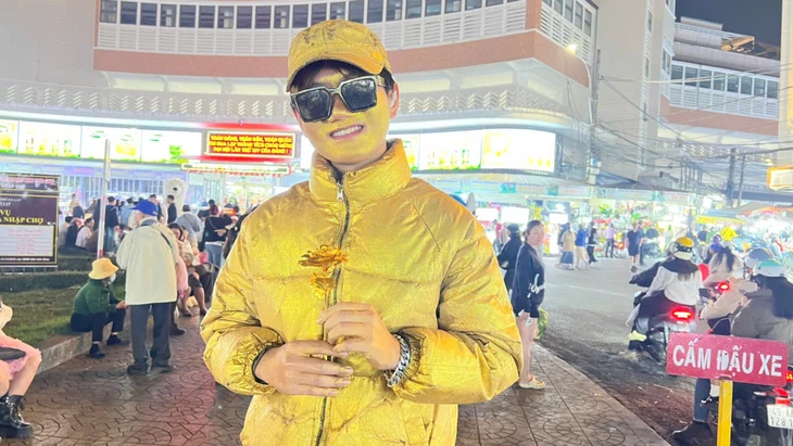 Những nhân tượng ở phố sương mù, kiên trì trong gió lạnh kiếm thêm thu nhập - Ảnh 11.