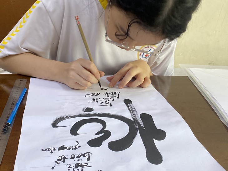 Người trẻ TP.HCM tìm sự bình yên trong nét cọ thư pháp cuối tuần - Ảnh 1.