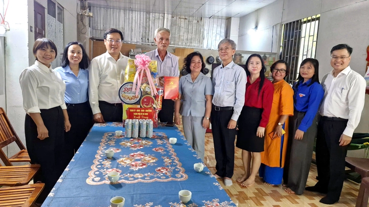 Bí thư Thành ủy TP.HCM Trần Lưu Quang thăm gia đình chính sách tại Côn Đảo - Ảnh 3.
