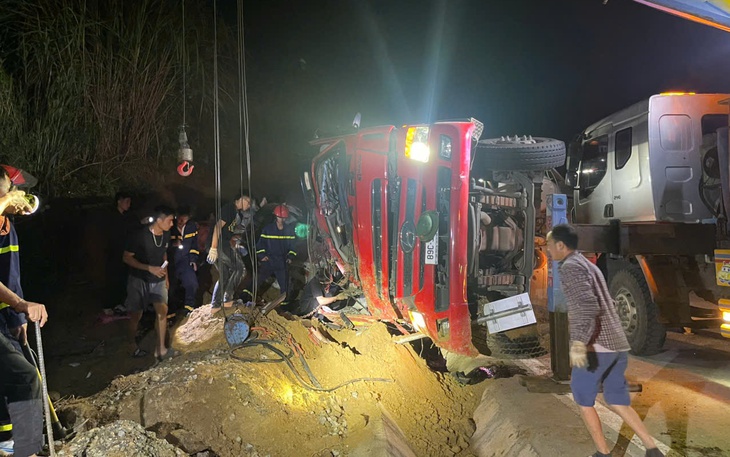 Cảnh sát chạy đua giải cứu người mắc kẹt sau tai nạn ở Đà Nẵng - Ảnh 3.
