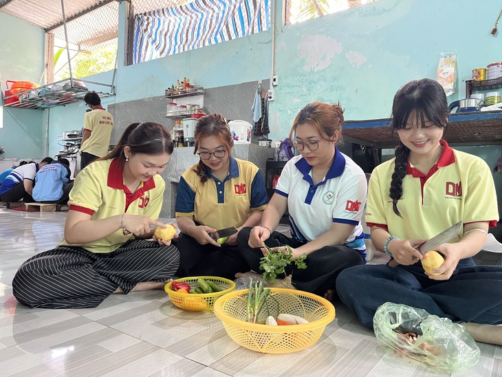 Mâm cơm “made in” sinh viên miền Tây tri ân gia đình chính sách - Ảnh 1.