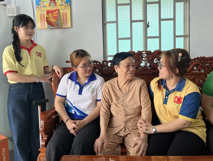 Mâm cơm “made in” sinh viên miền Tây tri ân gia đình chính sách - Ảnh 2.