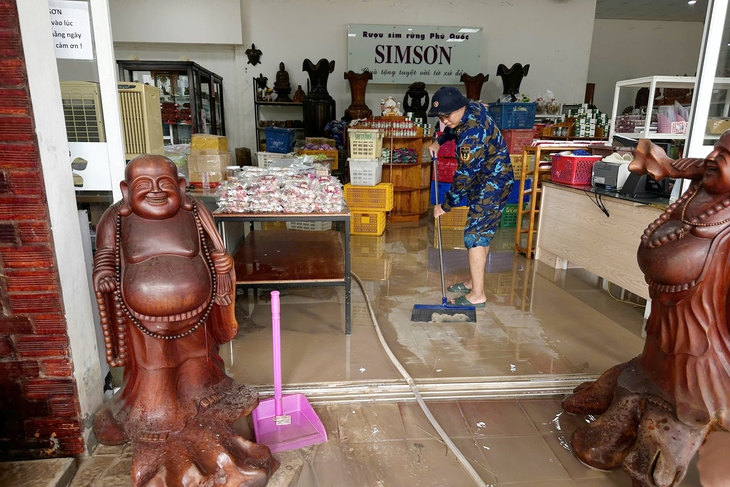 Cán bộ, chiến sĩ Vùng 5 Hải quân hỗ trợ người dân vùng ngập lụt ở Phú Quốc - Ảnh 2.
