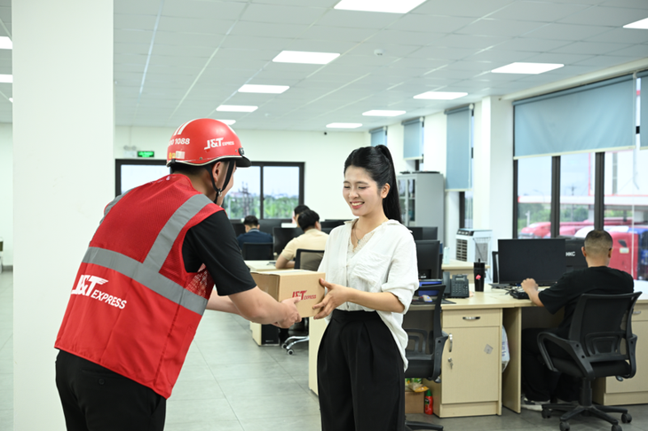 J&T Express: 8 năm lấy trải nghiệm khách hàng làm trọng tâm phát triển - Ảnh 2.