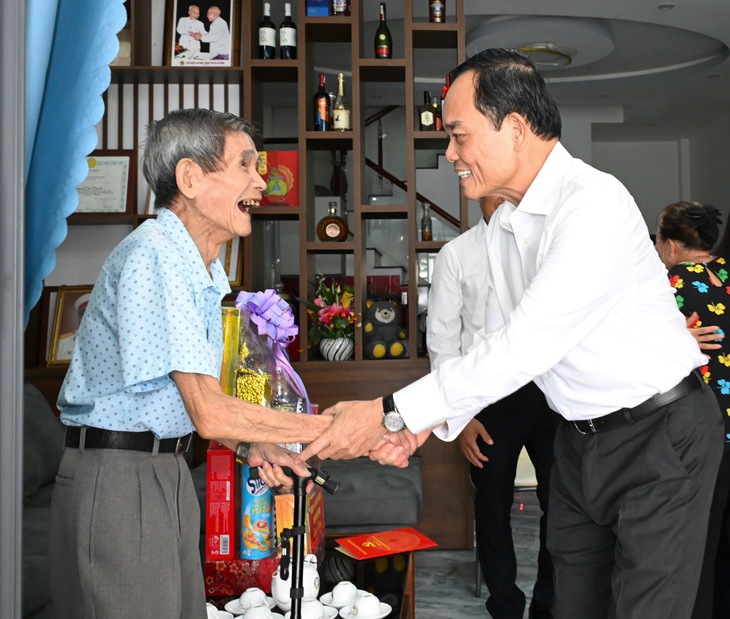 Bí thư Thành ủy TP.HCM Trần Lưu Quang thăm gia đình chính sách tại Côn Đảo