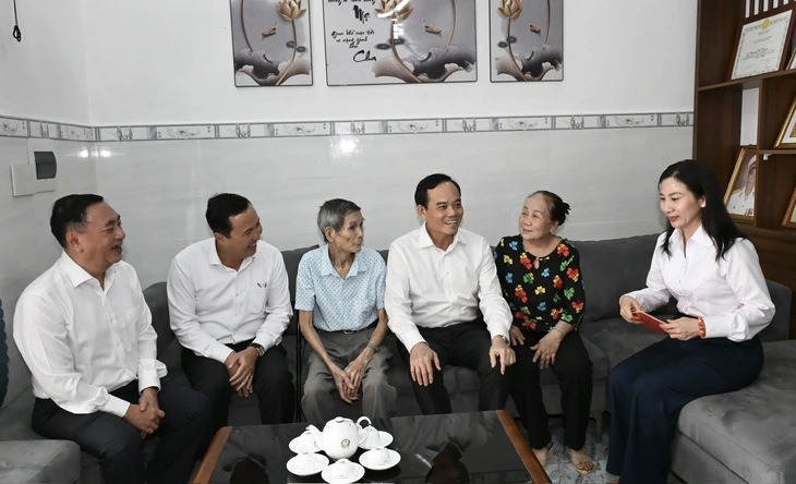 Bí thư Thành ủy TP.HCM Trần Lưu Quang thăm gia đình chính sách tại Côn Đảo
