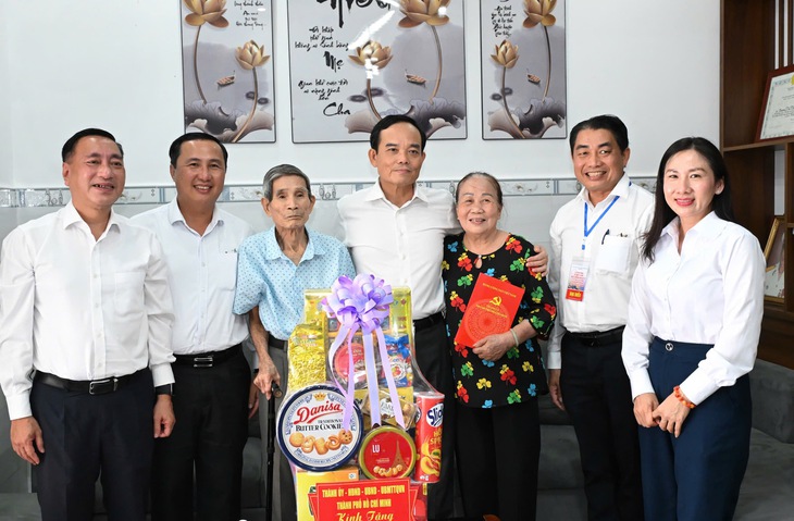 Bí thư Thành ủy TP.HCM Trần Lưu Quang thăm gia đình chính sách tại Côn Đảo