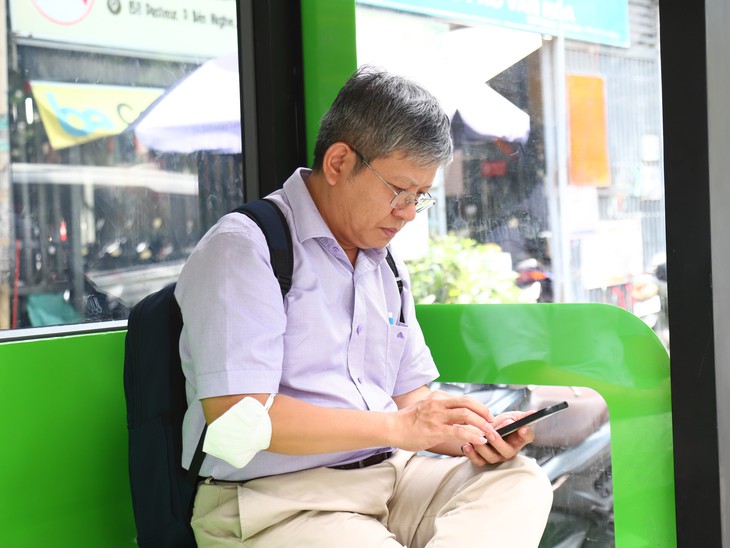 TP.HCM thí điểm mẫu nhà chờ xe buýt mới, người dân đề xuất thêm nhiều tiện ích - Ảnh 3.