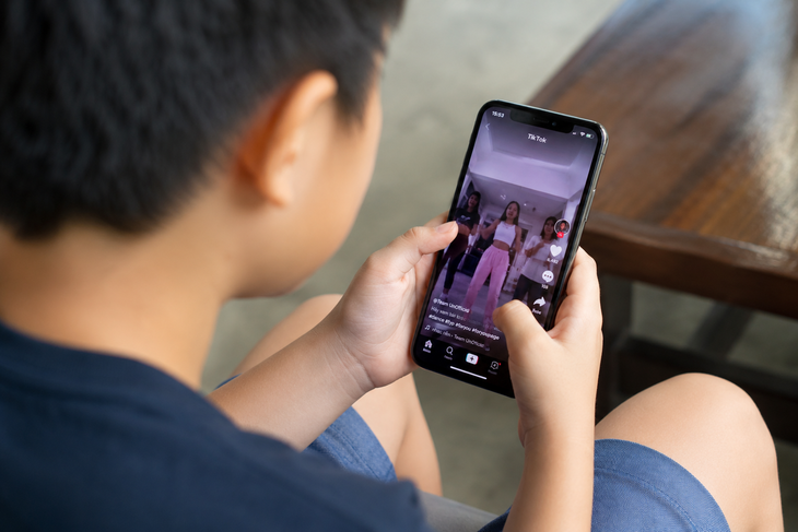 EU cáo buộc TikTok để người lạ tiếp cận tài khoản trẻ em, có thể bị phạt tới 6% doanh thu - Ảnh 1.