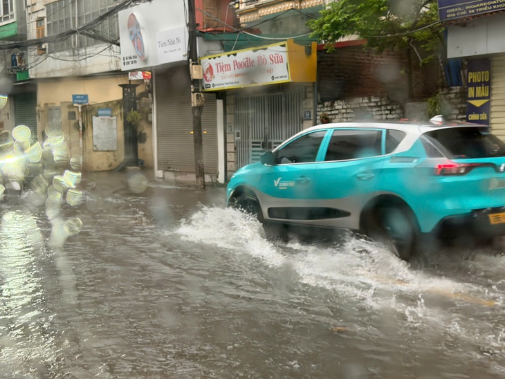 Hà Nội ghi nhận nhiều điểm dềnh nước sau trận mưa lớn sáng 25 - 7 - Ảnh 5.