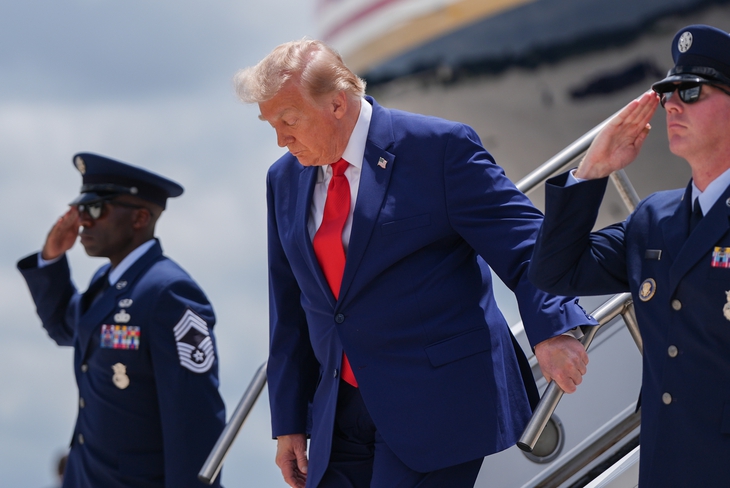 Ông Trump bất ngờ đổi chuyên cơ vì lo bị nhắm mục tiêu - Ảnh 1.
