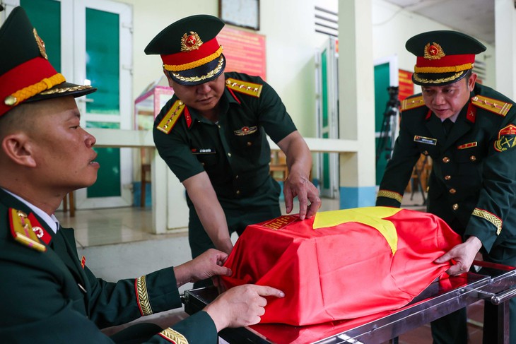 Dòng người đội nắng tiễn đưa 34 liệt sĩ rời chiến trường Vị Xuyên - Ảnh 5.