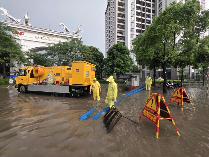 Hà Nội ghi nhận nhiều điểm dềnh nước sau trận mưa lớn sáng 25 - 7 - Ảnh 4.